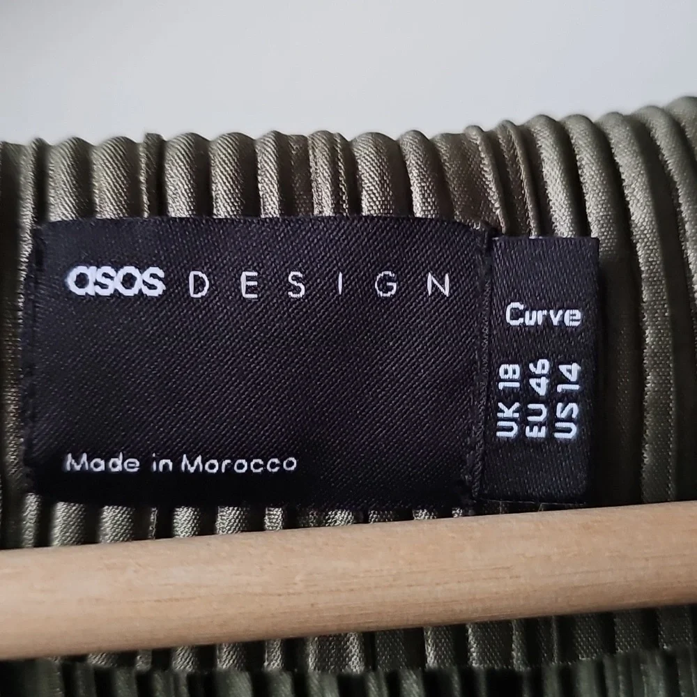 Asos Designe Curve Plisse Long Sleeve Wrap Tie Waist Maxi Dress In Khaki Green - Picture 5 of 7